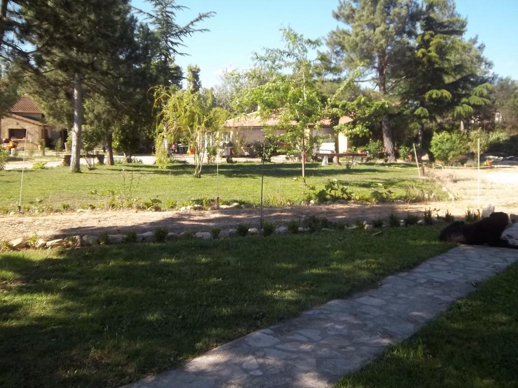 B&B Le Petit Frigouye Rochefort du Gard Bagian luar foto
